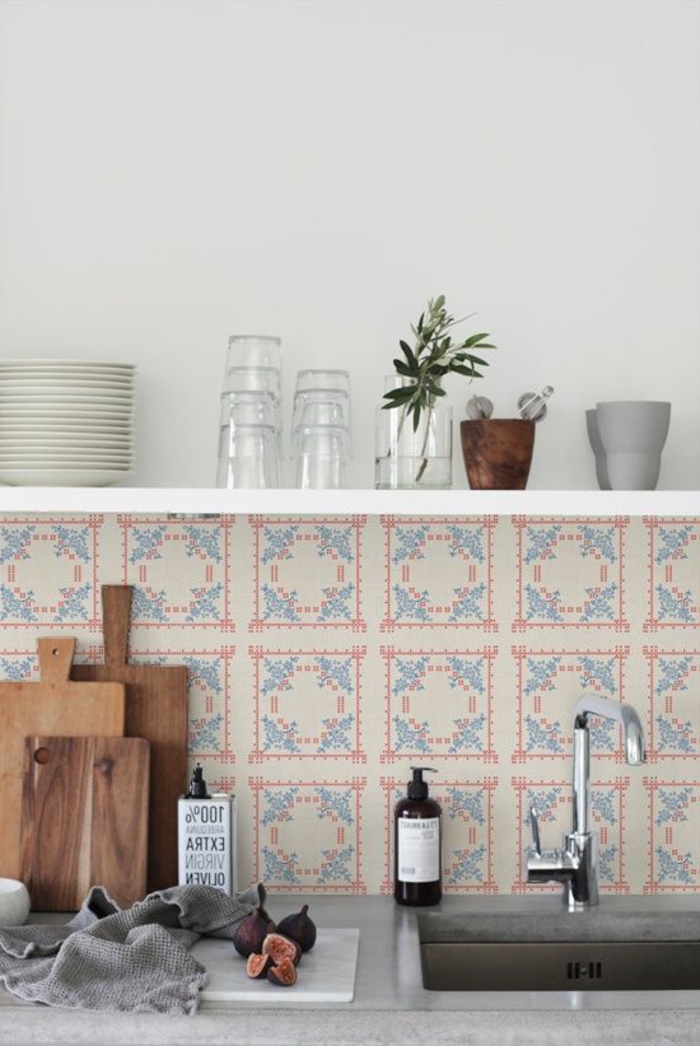 2-jolie-cuisine-avec-carrelage-mural-beige-et-bleu-rouge-comment-decorer-les-murs-dans-la-cuisine