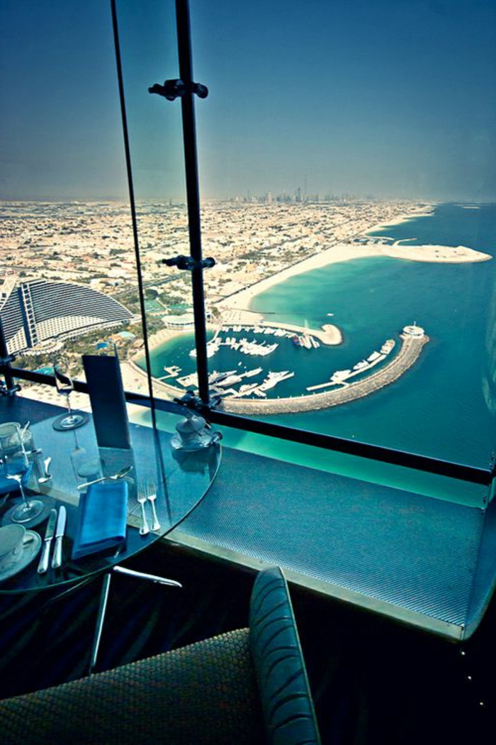 2-les-plus-hauts-grattes-ciel-du-monde-burj-al-arab-dubai-intérieur-dans-le-restaurant-avec-magnifique-vue