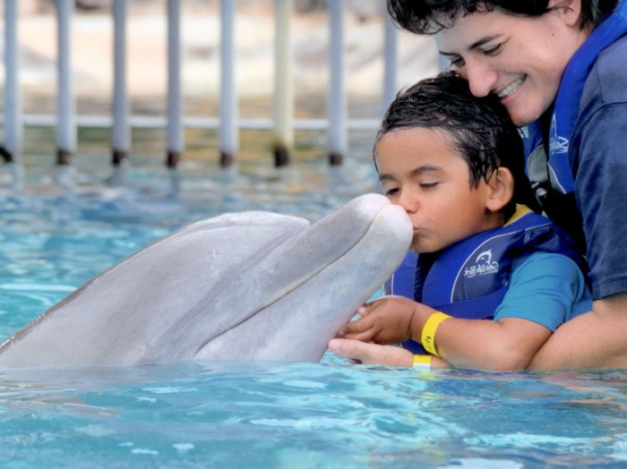 2-réaliser-son-rêve-nager-avec-les-dauphins-marineland-enfant-et-parent