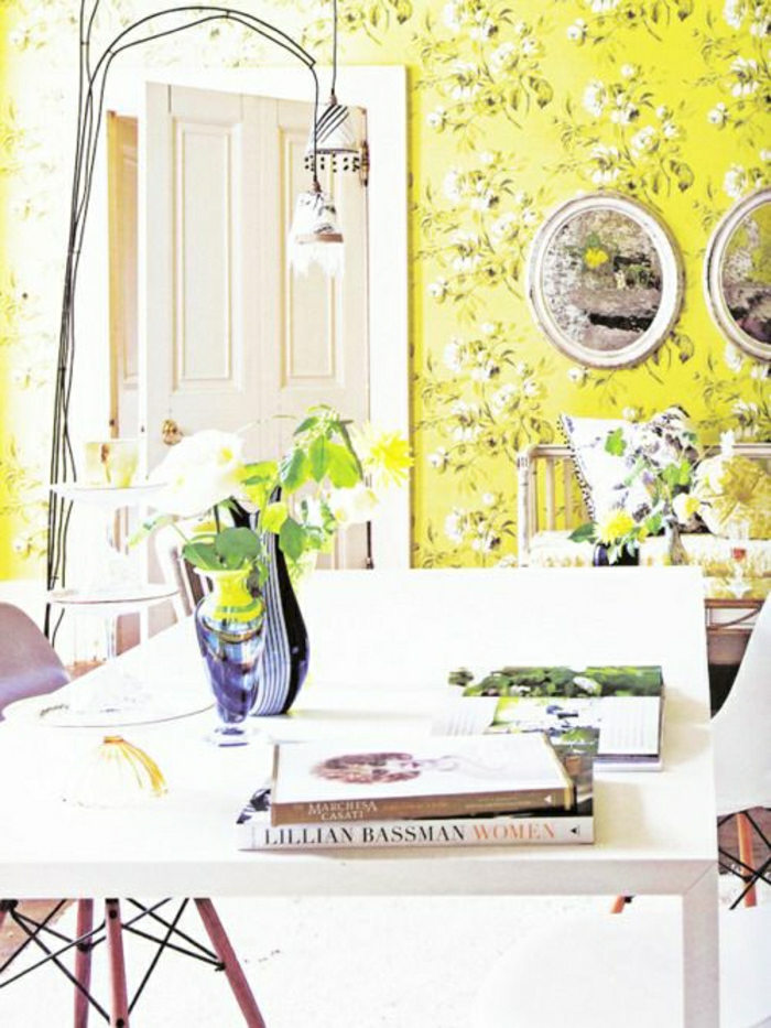 2-salle-de-séjour-moderne-avec-murs-jaunes-papier-peint=avec-fleurs-dans-le-salon-plein-de-lumière