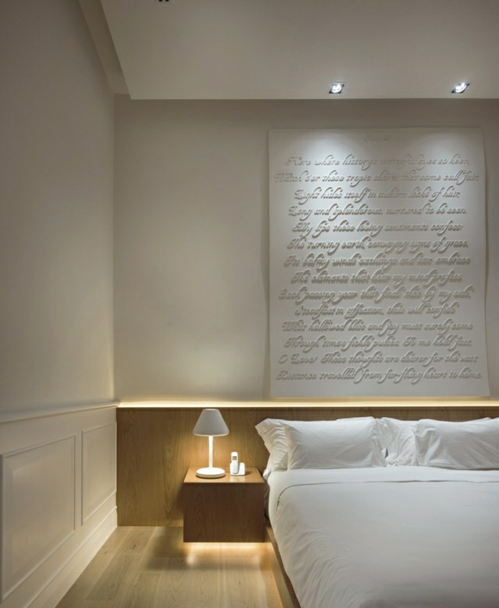 2-éclairage-indirect-dans-la-chambre-a-coucher-sol-en-parquet-clair-moderne-decoration-murale