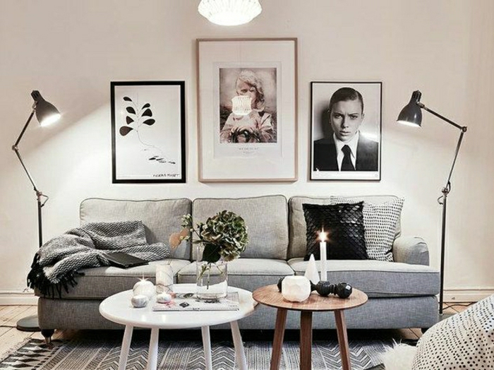 20-lampe-de-salon-avec-canapé-gris-et-table-ronde-en-bois-et-peintures-muraux