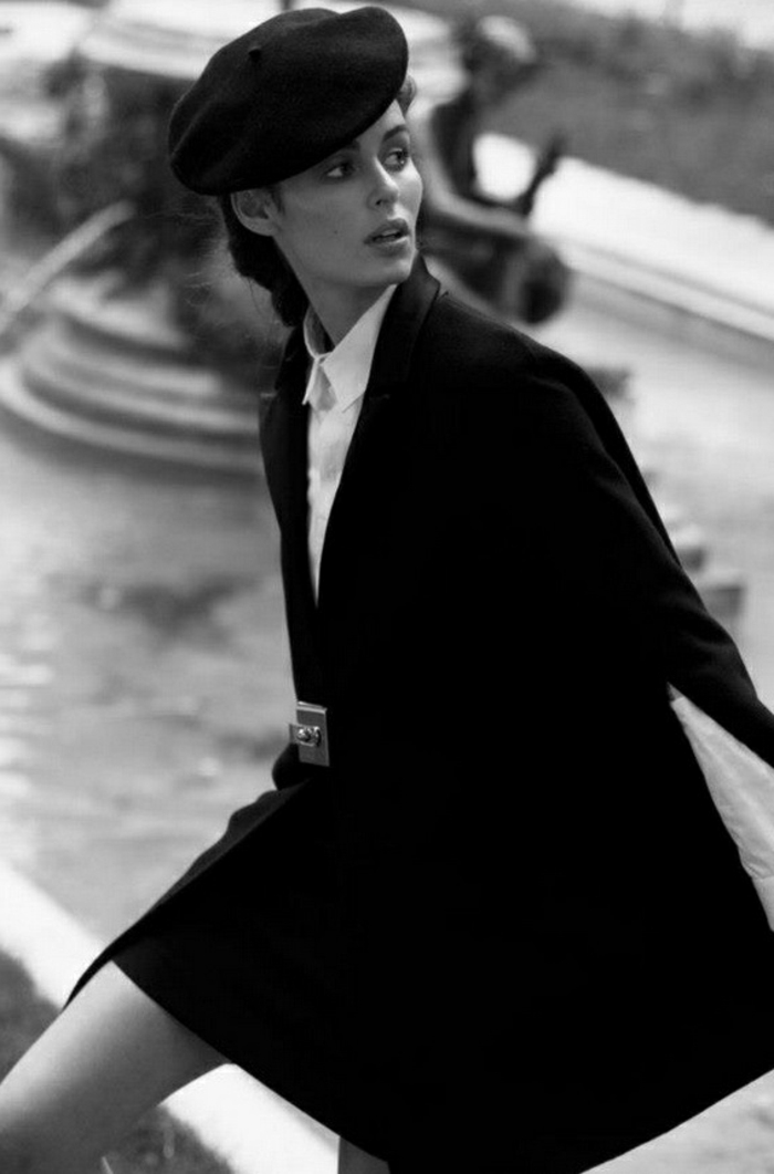3-béret-femme-noir-manteau-noir-pour-les-filles-retro-chic-chemise-blanche-chapeau-noir