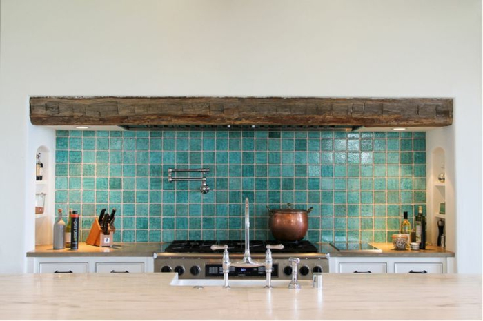 30-carrelage-adhesif-mural-bleu-clair-pour-la-cuisine-moderne-avec-meubles-clairs-de-style-rustique