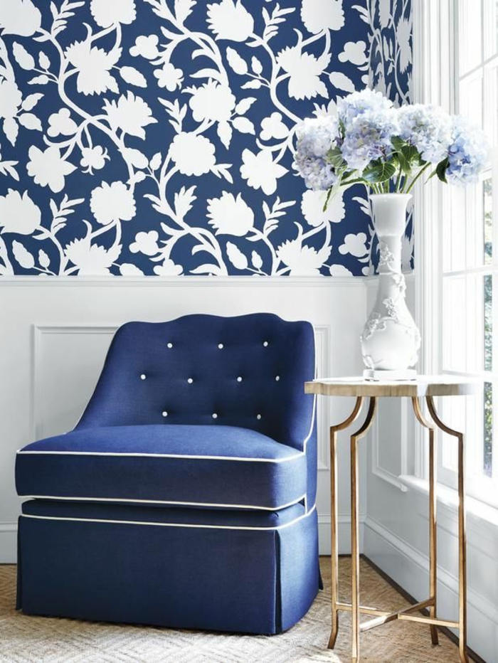 Idée-déco-mural-papiers-peints-design-belle-mur-bleu-fleurs-vase