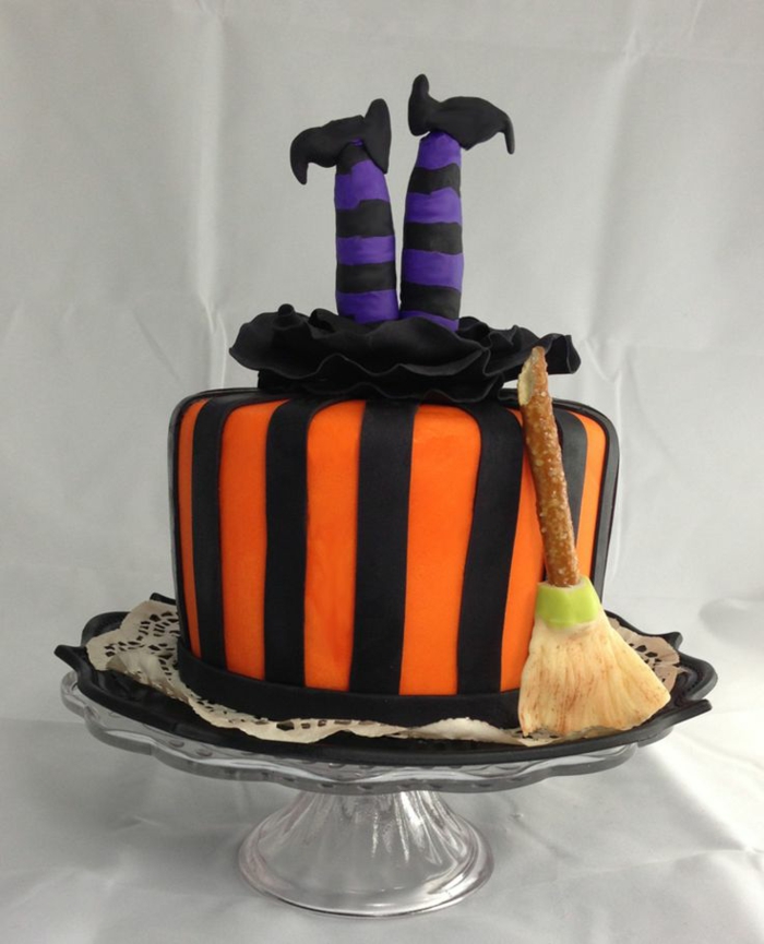 Idées-déco-citrouille-Halloween-décoration-gâteau-orange-magicienne