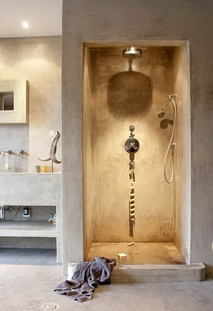 amenagement-petite-salle-de-bain-avec-murs-et-sol-en-beton-ciré-gris-dans-la-salle-de-bain-beige