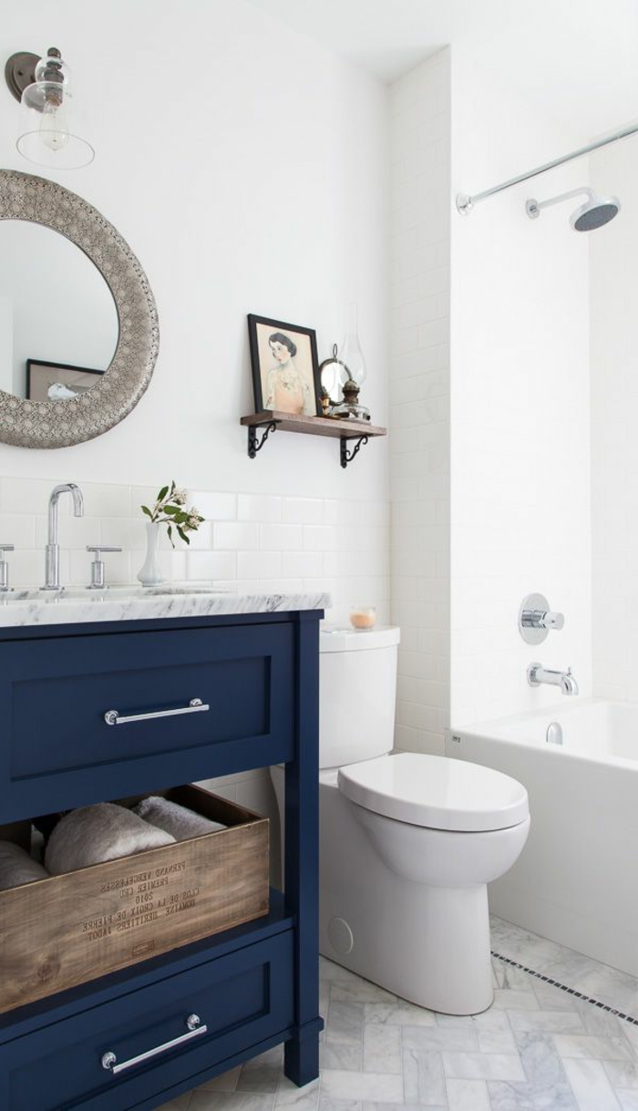 aménager-une-petite-salle-de-bain-avec-meubles-en-bois-bleu-et-mur-blanc-en-carrelage-blanc
