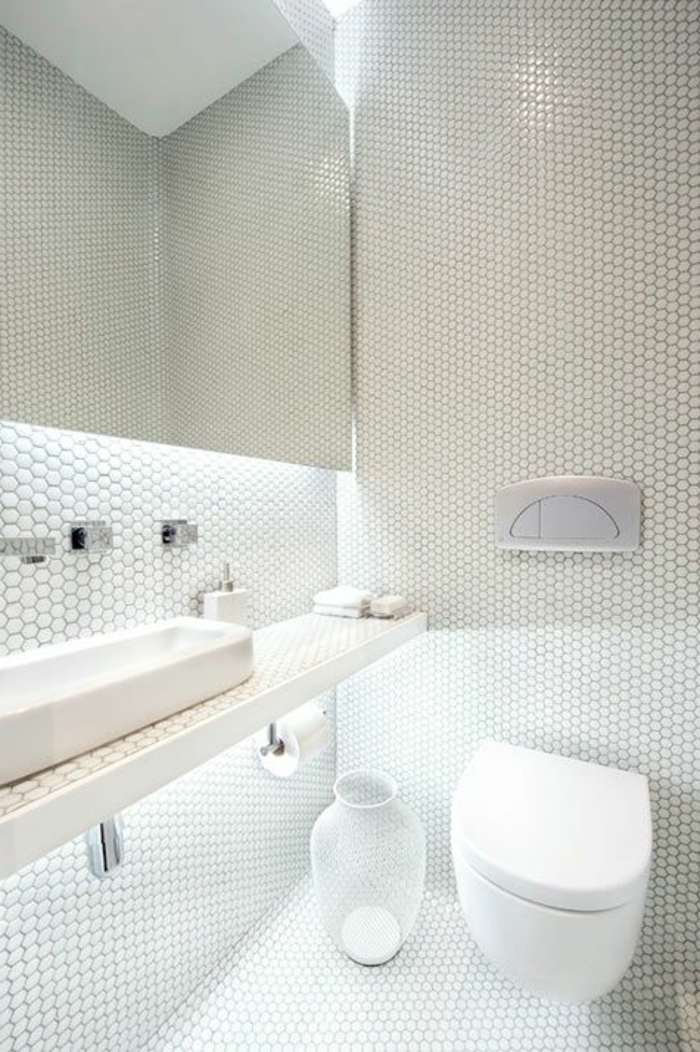 aménager-une-petite-salle-de-bain-avec-mosaique-blanc-dans-la-salle-de-bain-moderne