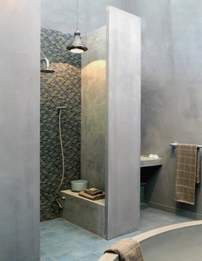 aménager-une-petite-salle-de-bain-avec-murs-en-beton-ciré-gris-sol-en-carrelage-ble