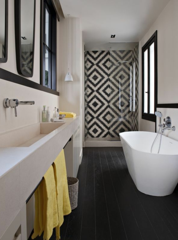 aménager-une-petite-salle-de-bain-de-petite-dimension-baignoire-blanche-sol-en-planchers-noirs