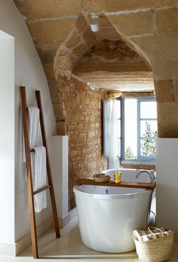 aménager-une-petite-salle-de-bain-mur-de-pierres-beiges-pour-la-salle-de-bain-avec-baignoire-blanche