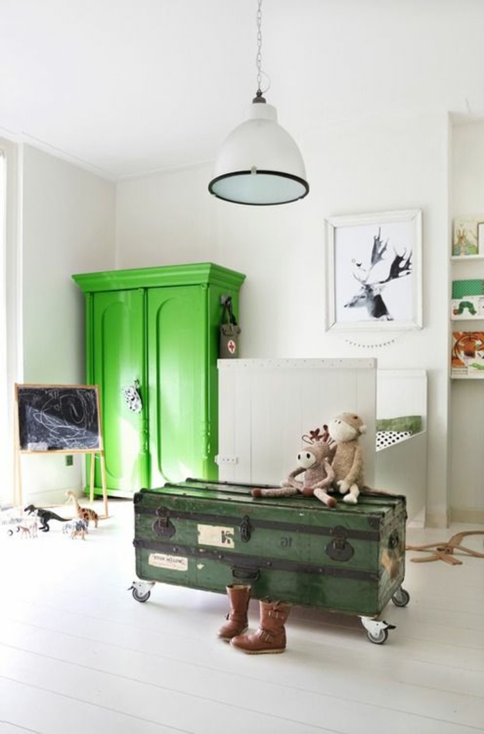 armoir-enfant-vert-pour-la-chambre-d-enfant-garçon-plafond-blanc-murs-blancs-sol-en-planchers