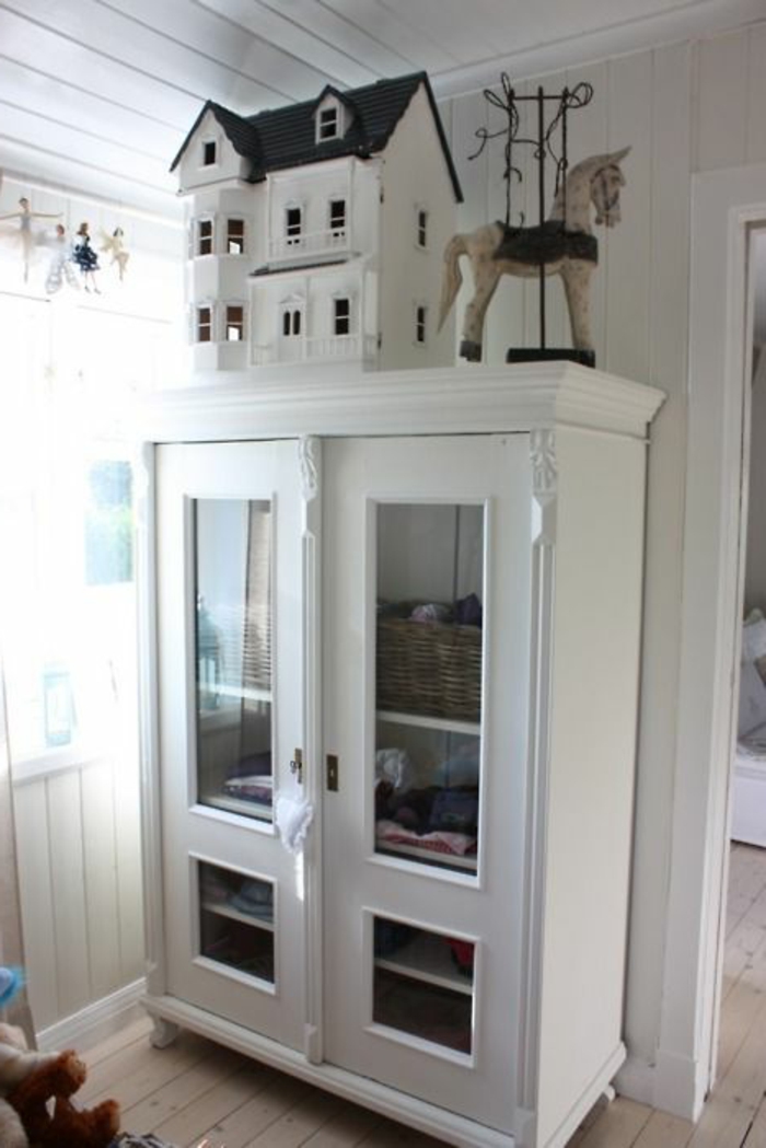 armoire-enfant-ikea-pas-cher-pour-la-chambre-d-enfant-avec-un-intérieur-blanc-murs-et-plafond-en-planchers-blancs