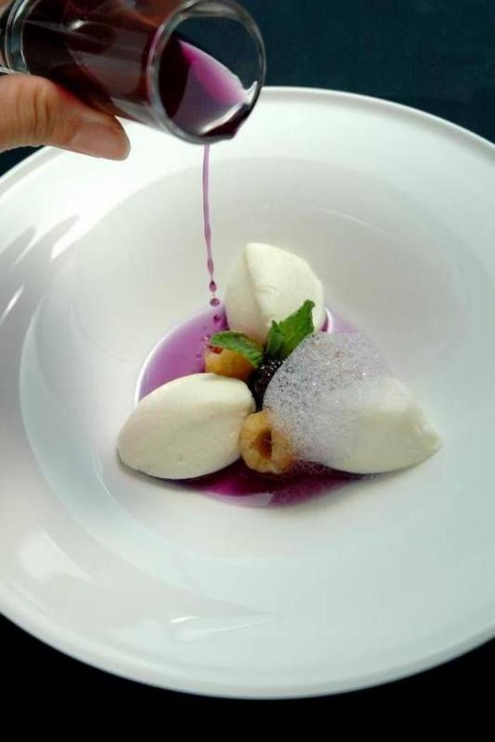 assiette-gastronomique-dessert-avec-du-sirop-lilas