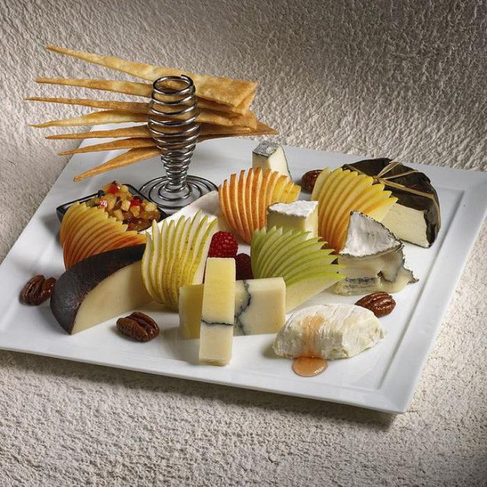 assiette-gastronomique-fruits-et-fromage-bien-dréssés