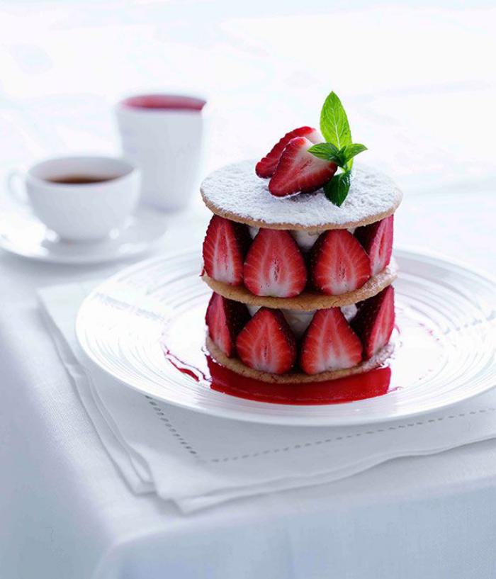 assiette-gastronomique-petite-tarte-aux-fraises-et-sucre-poudré