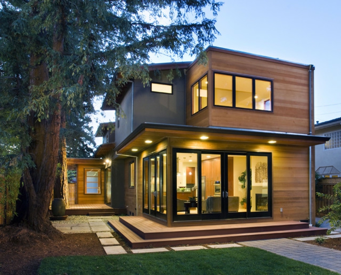 baie-vitrée-coulissante-idée-décoration-avec-grand-fenetre-maison-moderne-architecture-bois