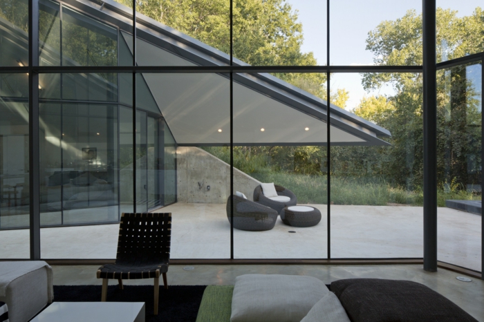 baie-vitrée-coulissante-idée-décoration-avec-grand-fenetre-maison-moderne-architecture-moderne