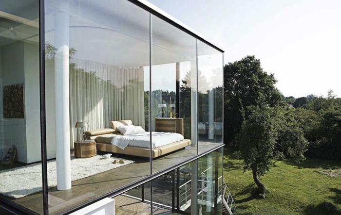 baie-vitrée-coulissante-idée-décoration-avec-grand-fenetre-vue-jolie-maison-moderne-architecture