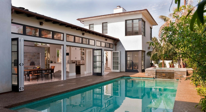 baie-vitrée-coulissante-idée-décoration-avec-grande-fenetre-maison-moderne-architecture-à-la-piscine