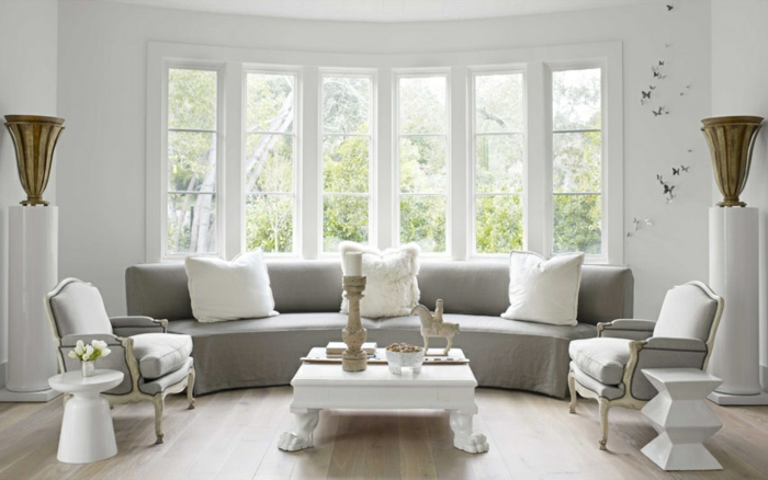 baie-vitrée-fixe-ou-porte-fenetre-maison-contemporaine-chambre-blanche-canapé-gris