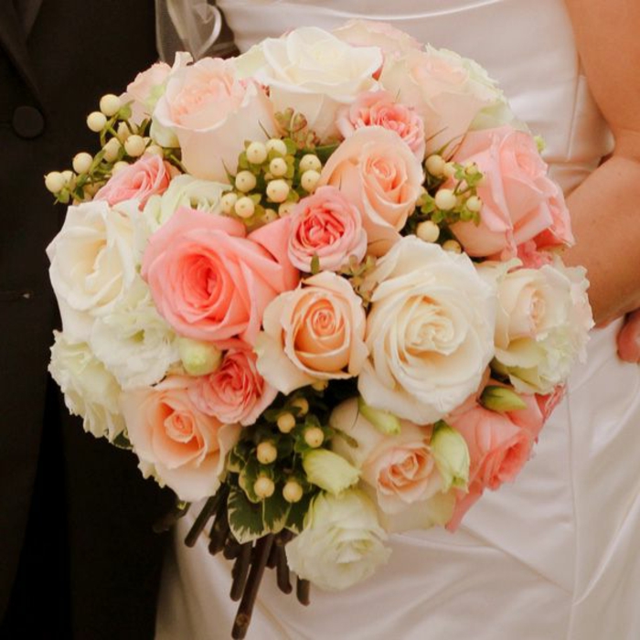 bouquet-de-mariée-rond-avec-roses-colorés-blanches-et-roses-et-fleurs-champetres