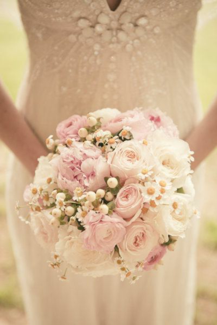 bouquet-de-mariée-rond-une-jolie-variante-avec-fleurs-blancs-et-roses-robe-de-mariage-blanche