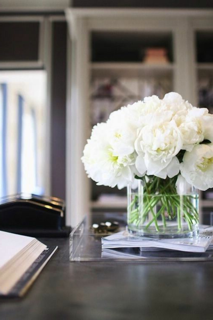 bouquet-garins-pour-decorer-la-table-avec-fleurs-blancs-sur-la-table-jolie-decoration