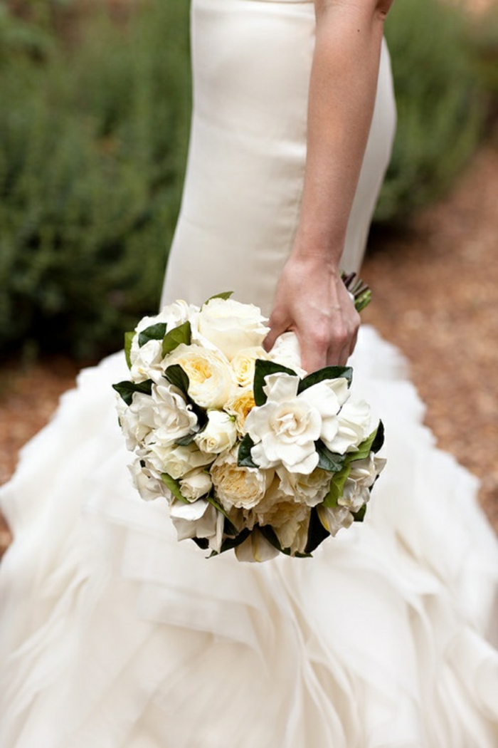 bouquet-mariee-original-rone-de-fleurs-blancs-bouquet-mariee-pivoine-blanche