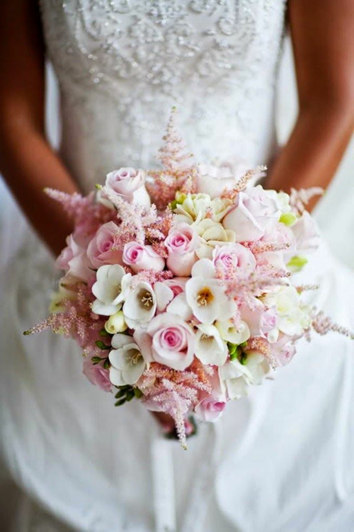 bouquet-mariée-bouquet-champetre-pour-le-jour-de-mariee-robr-blanche-bouquet-mariée-original