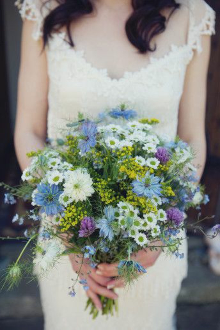 bouquet-mariée-original-bouquet-mariée-fleurs-champetres-bouquet-mariee-robe-blanche
