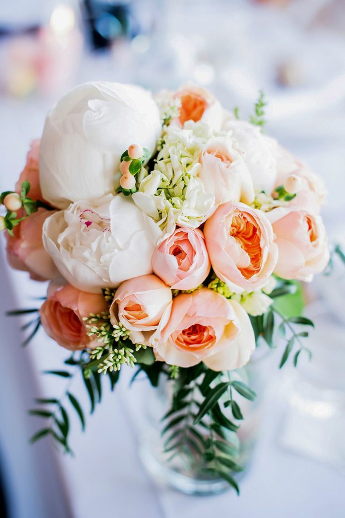 bouquet-mariée-pivoine-blanche-rose-pour-creer-un-joli-bouquet-de-mariee-colore