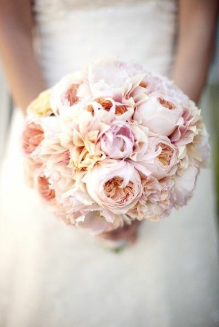 bouquet-mariée-pivoine-rose-pour-le-jour-de-mariee-robe-blanche-pour-votre-mariage-magnifique