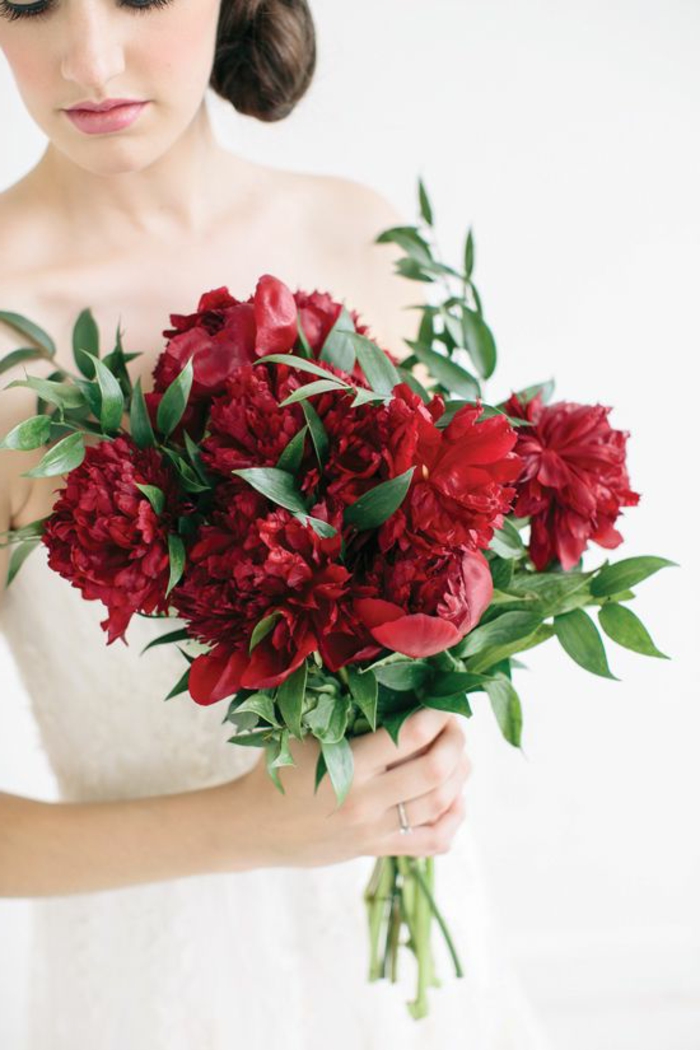 bouquet-mariée-pivoine-rouge-pour-le-jour-de-mariage-robe-de-mariee-blanche