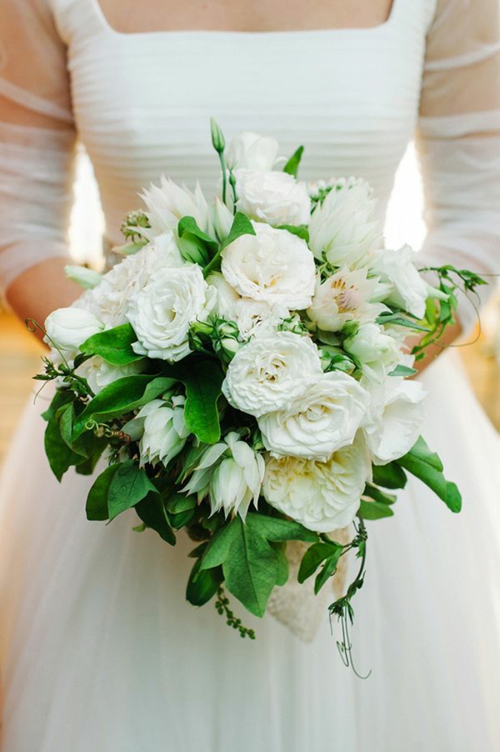 bouquet-mariée-rond-bouquet-mariée-pivoine-blanc-bouquet-mariée-original-avec-fleurs-blancs