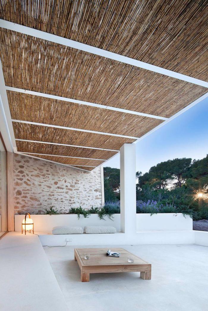 brise-soleil-design-éco-rustique-terrasse-en-pierre-table-carrée-en-bois