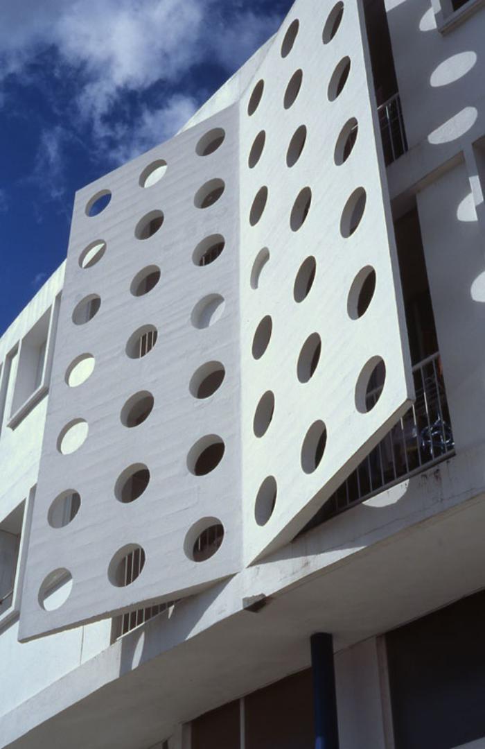 brise-soleil-façade-originale-de-bâtiment-moderne