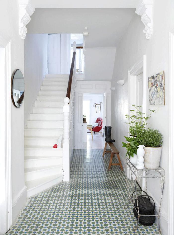 carreaux-de-ciment-couloir-tout-blanc-et-carreaux-colorés
