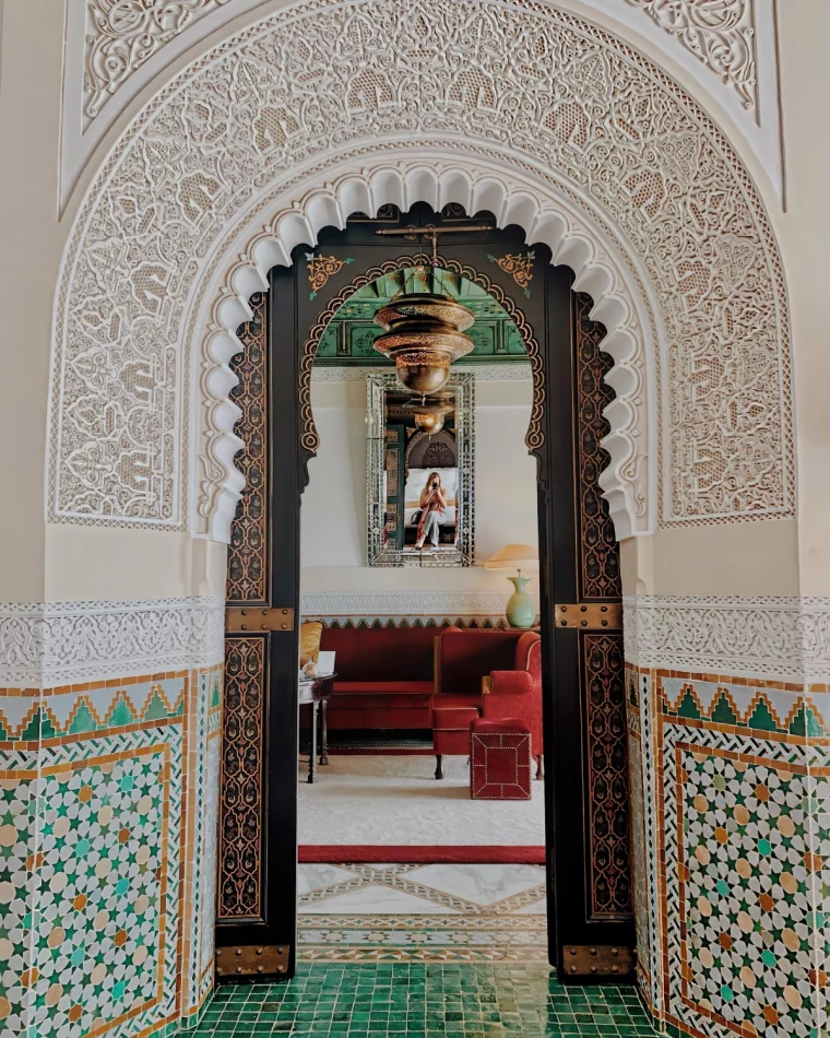 carreaux marocains details colores canape rouge arche interieur