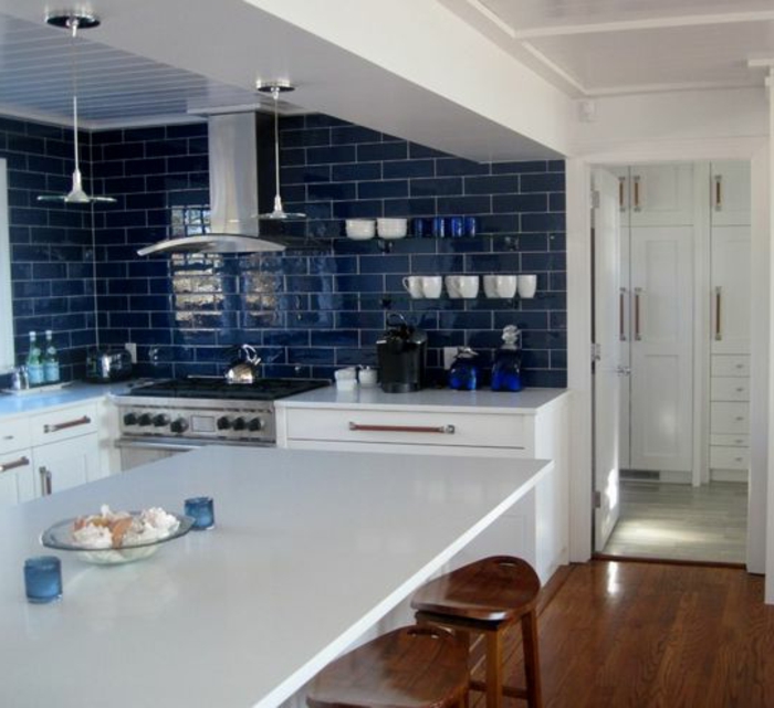 carrelage-adhesif-mural-bleu-foncé-pour-la-cuisine-avec-sol-en-parquet-foncé-de-couleur-marron