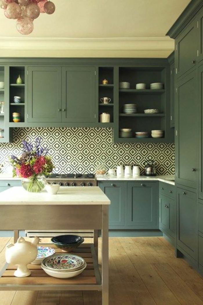 carrelage-adhesif-mural-pour-la-cuisine-avec-un-intérieur-retro-chic-classique-meubles-gris