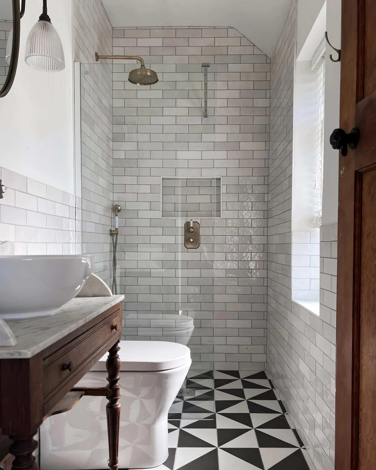 carrelage blanc et gris douche or fenetre salle de bain meuble bois et marbre