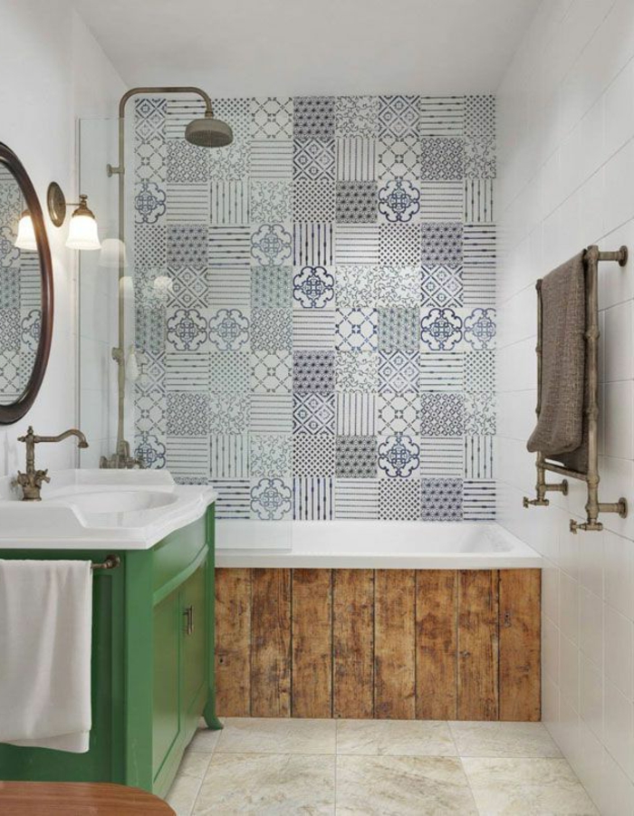 carrelage-mural-lapeyre-pour-la-salle-de-bain-avec-une-baignoire-en-bois-et-mur-en-carrelage-blanc-et-bleu