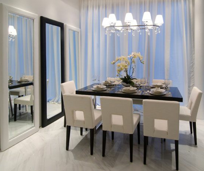 chaise-salle-a-manger-cotemporaine-avec-lustre-moderne-et-rideaux-longs-blancs
