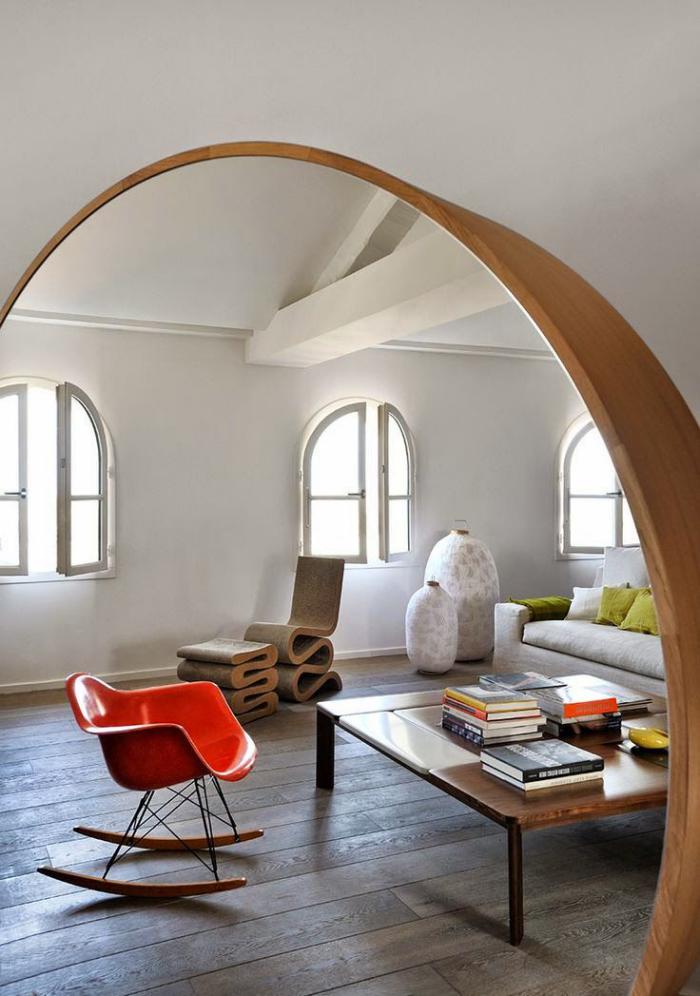 chaise-scandinave-bois-et-plastique-et-table-carrée-bois-architecture-originale