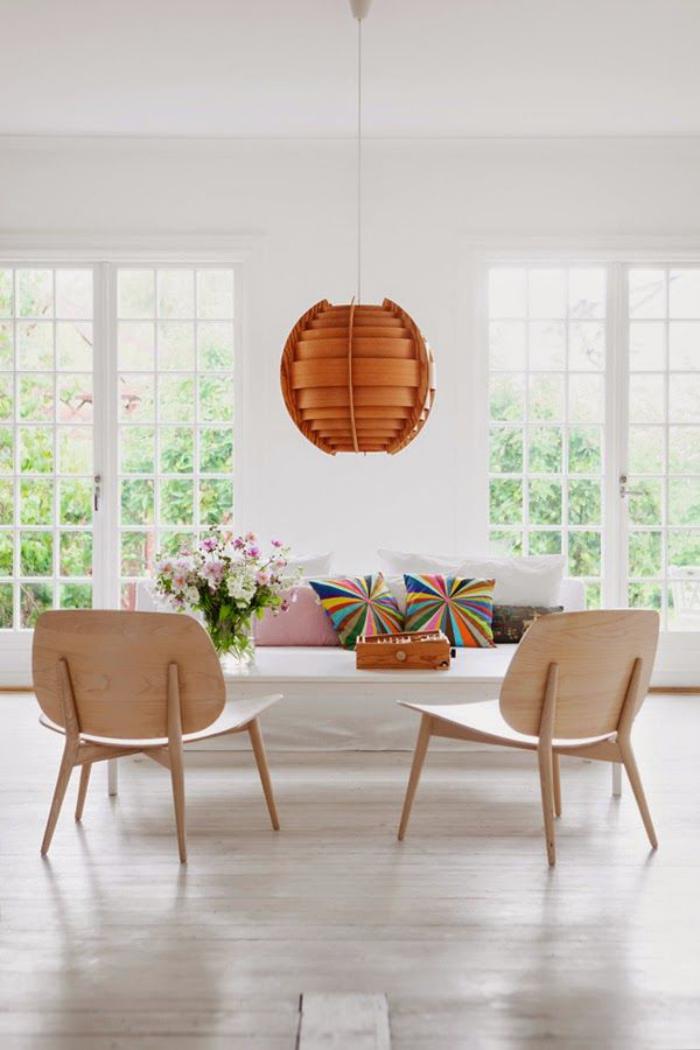 chaise-scandinave-grand-salon-aménagement-minimaliste-deux-belles-chaises-scandinaves