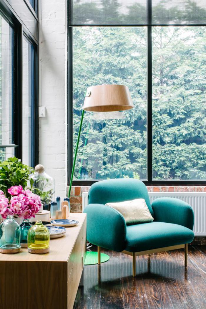 chaise-scandinave-turquoise-grande-fenêtre-et-commode