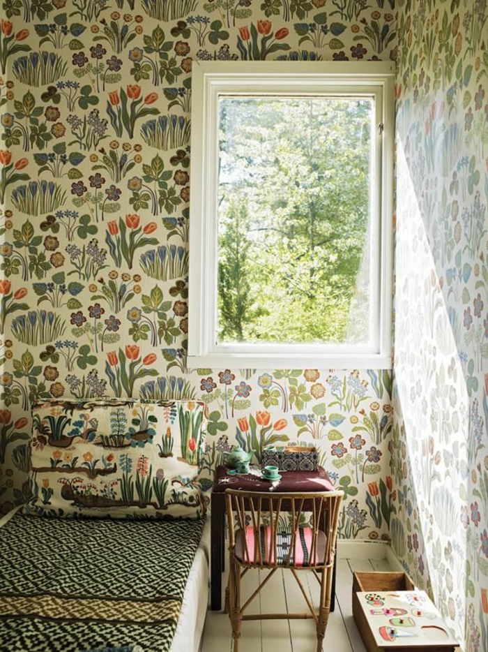 chambre-a-coucher-avec-papier-peint-fleuri-anglais-idee-papier-peint-salon-table-de-chevet-originale