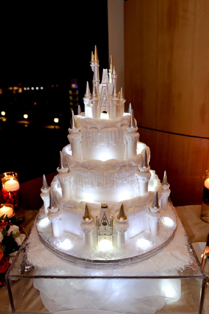 chateau-gateau-mariage-blanc-en-étages-fondant-glissage-gâteau-château